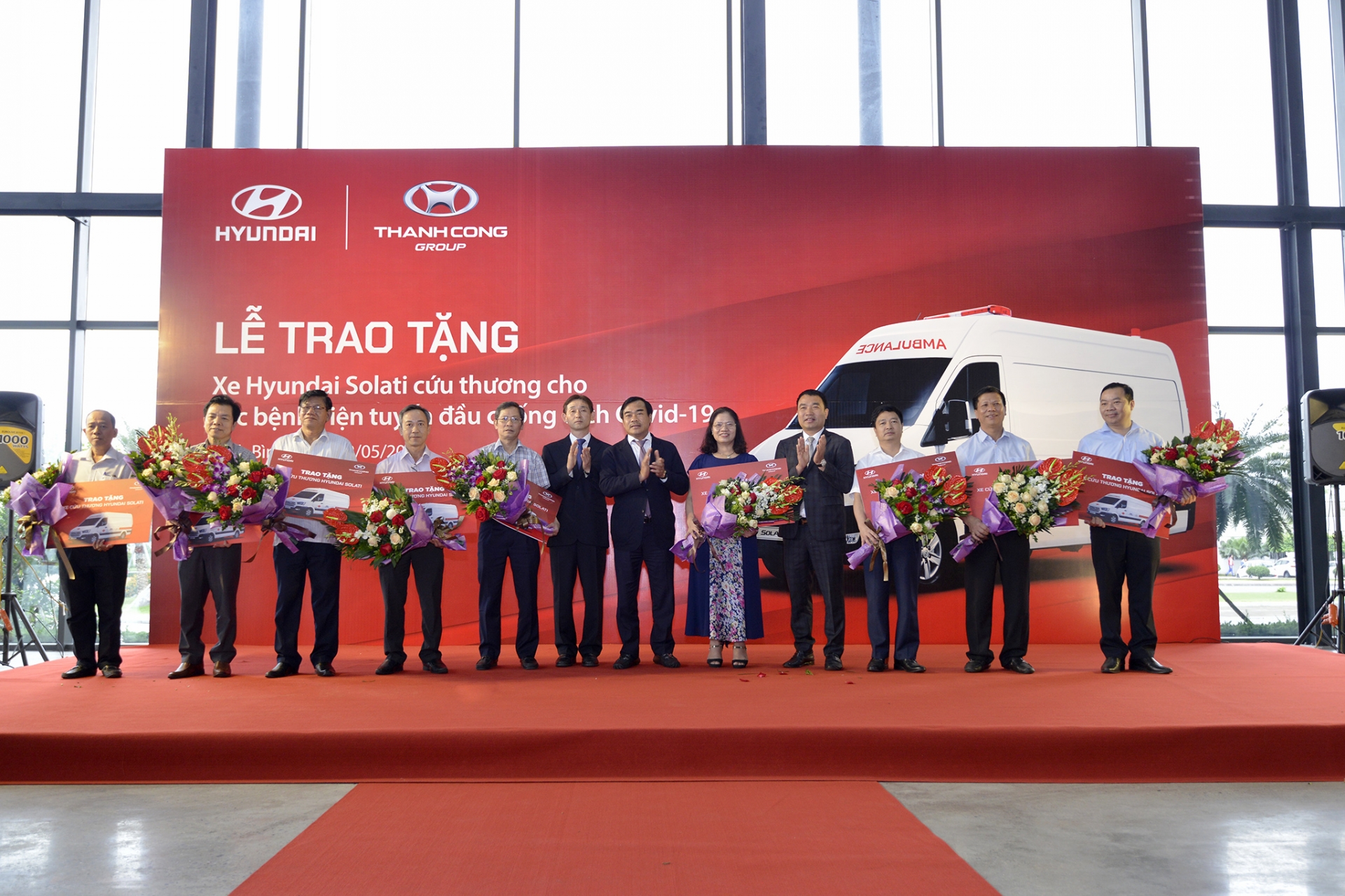 Thêm 10 xe Hyundai Solati cứu thương được trao tặng để chống dịch COVID-19