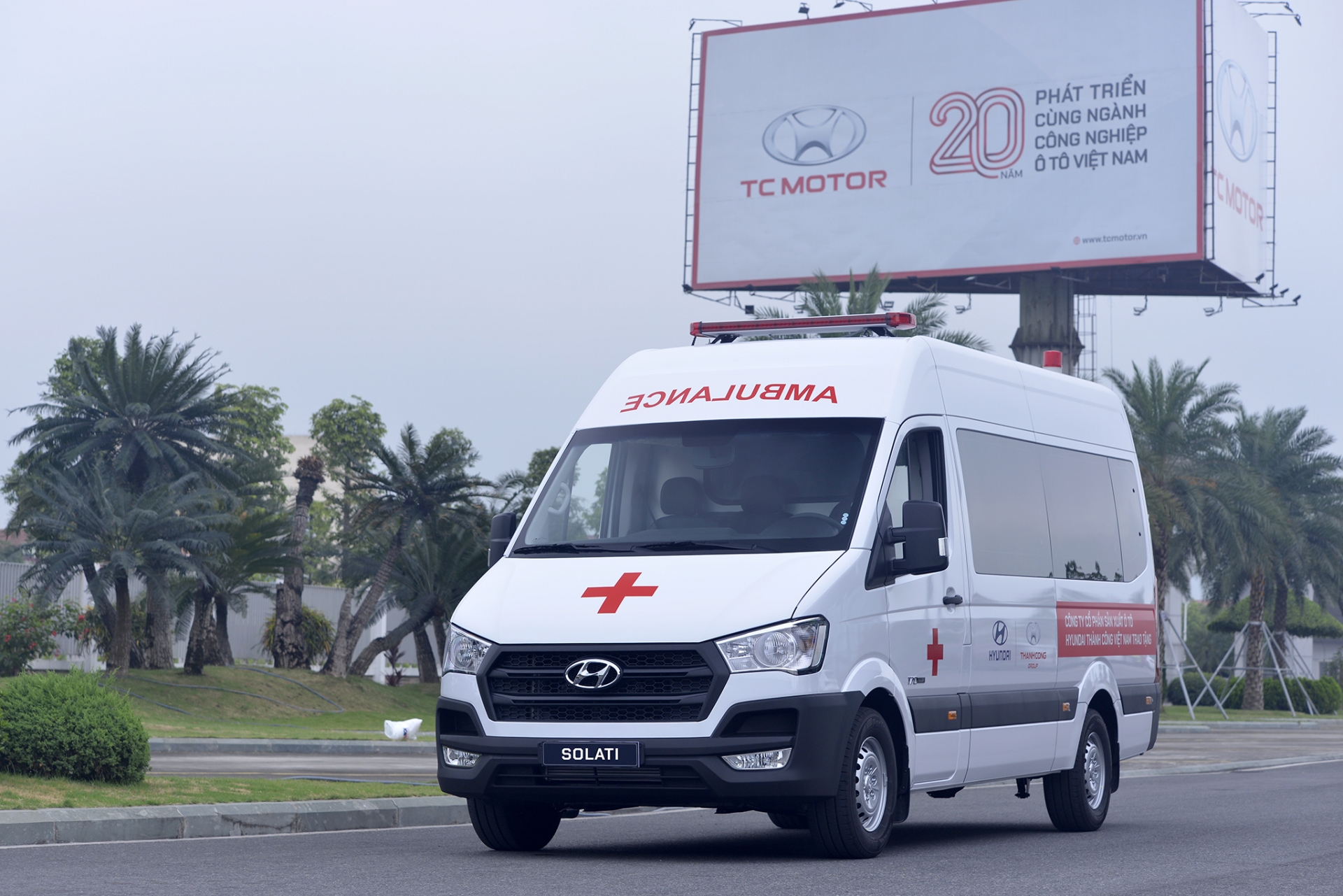 Thêm 10 xe Hyundai Solati cứu thương được trao tặng để chống dịch COVID-19 tap doan thanh cong va hyundai trao tang 10 xe solati cuu thuong
