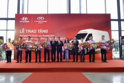 Thêm 10 xe Hyundai Solati cứu thương được trao tặng để chống dịch COVID-19