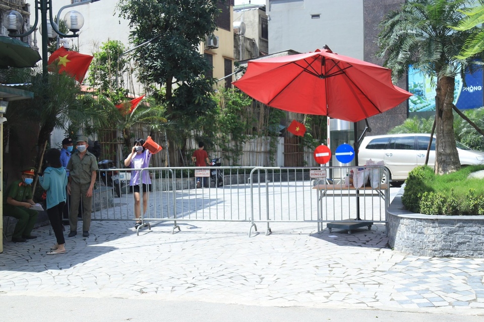 Phong tỏa chung cư có ca dương tính với SARS-CoV-2 tại Hà Nội Phong tỏa chung cư có ca dương tính với SARS-CoV-2 tại Hà Nội