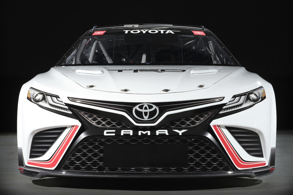 Toyota Camry bản ‘xịn xò’ sẵn sàng so tài với Ford Mustang