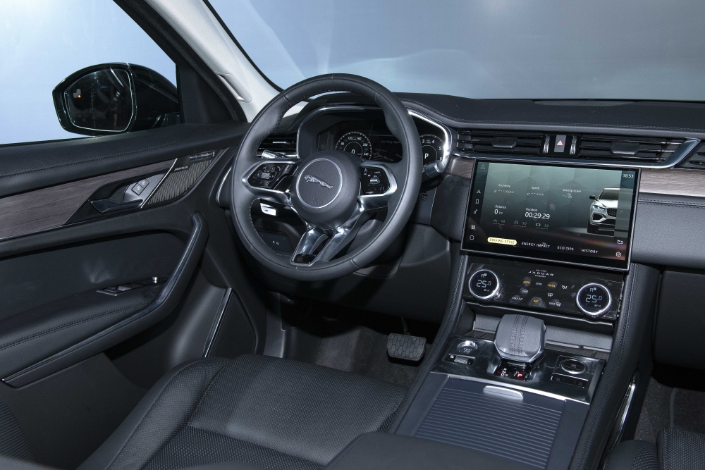 Jaguar XF mới được giới thiệu: Đẹp, sang trọng và luôn kết nối Jaguar XF mới được giới thiệu: Đẹp, sang trọng và luôn kết nối