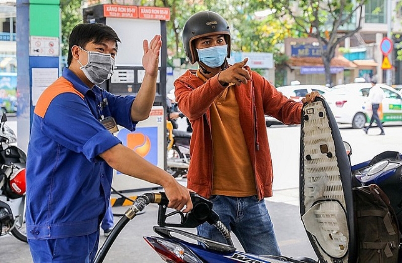 Giá xăng đảo chiều giảm vào ngày mai? Giá xăng sẽ giảm vào ngày mai?