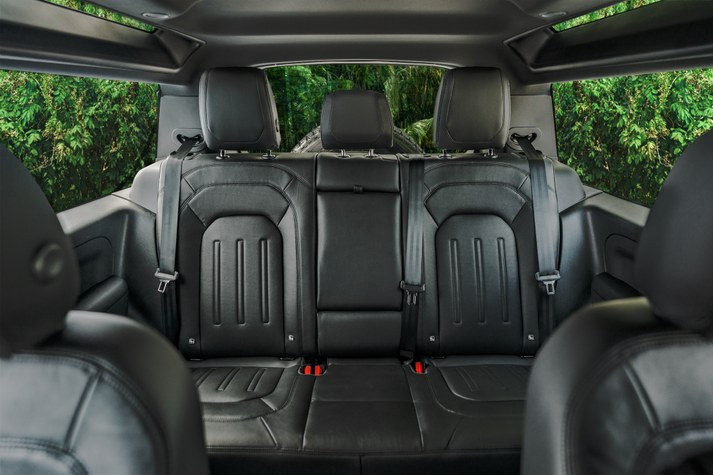 Land Rover Việt Nam chính thức giới thiệu mẫu xe Land Rover Defender 90 mới mạnh mẽ, bề bỉ, thách thức mọi giới hạn Land Rover Defender 90 mới đã có mặt tại Việt Nam, giá cao nhất 6,5 tỷ đồng