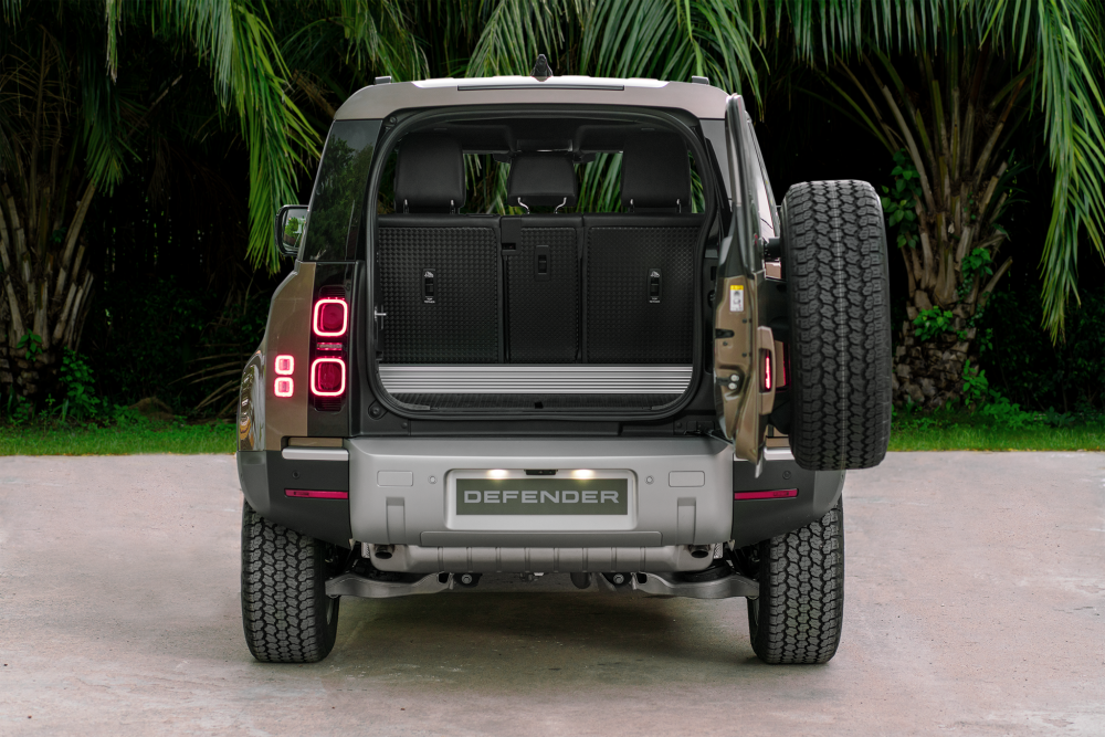 Land Rover Việt Nam chính thức giới thiệu mẫu xe Land Rover Defender 90 mới mạnh mẽ, bề bỉ, thách thức mọi giới hạn Land Rover Defender 90 mới đã có mặt tại Việt Nam, giá cao nhất 6,5 tỷ đồng