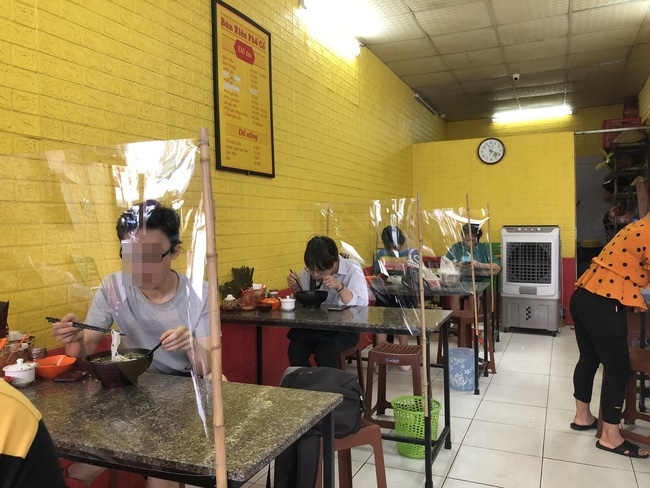 Từ 0h ngày 22/6, Hà Nội mở cửa trở lại dịch vụ ăn uống, cắt tóc Hà Nội cho mở lại dịch vụ ăn uống tại chỗ, bia hơi vẫn chỉ bán mang về