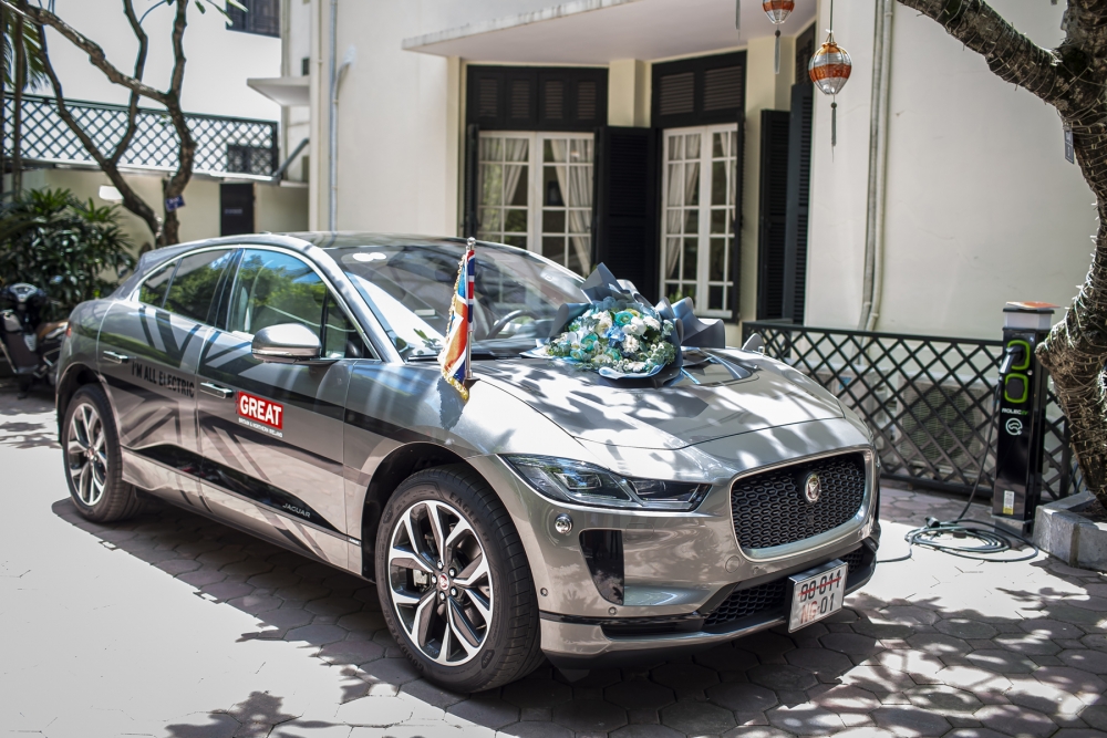 Jaguar Việt Nam bàn giao mẫu xe điện I-Pace đầu tiên tại Việt Nam cho Đại sứ quán Anh Jaguar Việt Nam bàn giao mẫu xe điện I-Pace đầu tiên tại Việt Nam cho Đại sứ quán Anh