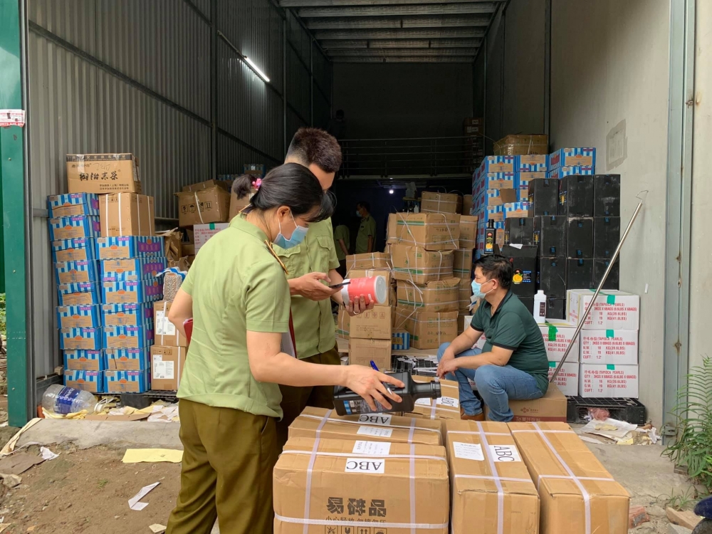 Hàng tấn nguyên liệu trà sữa nhập lậu bị thu giữ Hàng tấn nguyên liệu trà sữa nhập lậu bị thu giữ