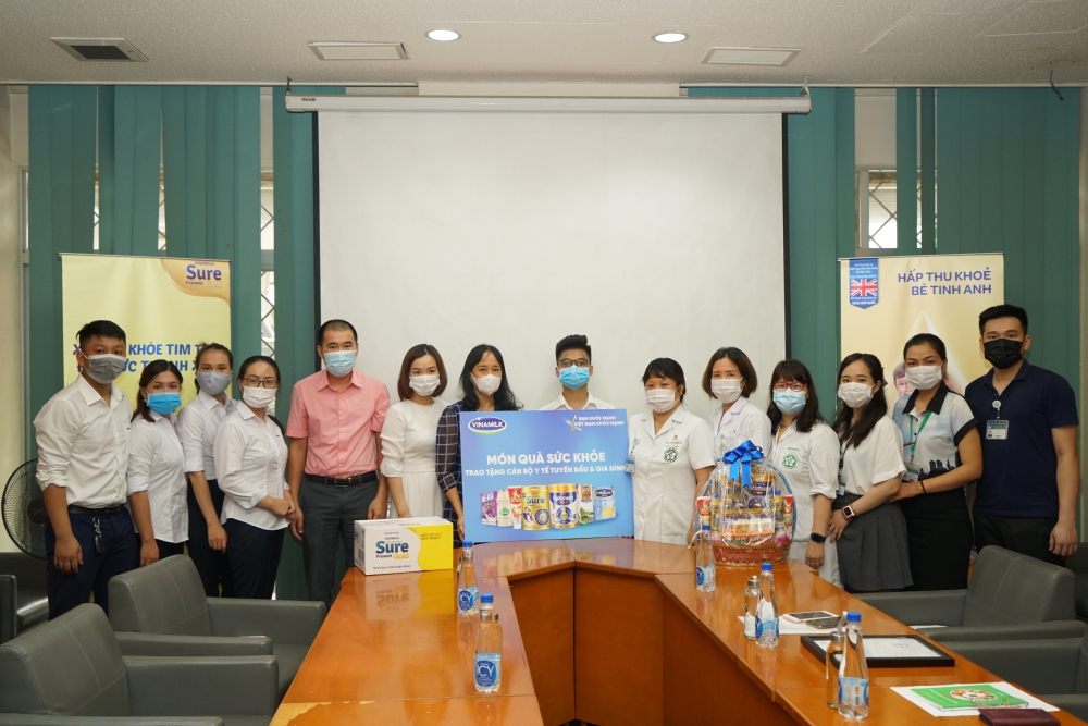 Vinamilk trao tặng món quà sức khỏe đến cán bộ y tế tuyến đầu và gia đình nhân ngày Gia đình Việt Nam Vinamilk trao tặng món quà sức khỏe đến cán bộ y tế tuyến đầu và gia đình nhân ngày Gia đình Việt Nam