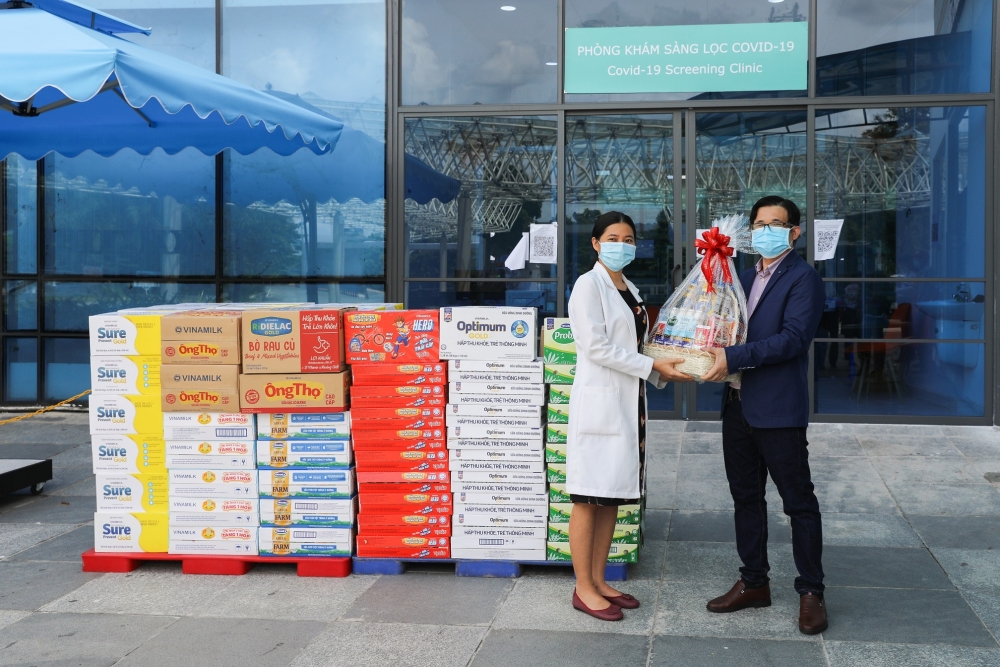 Vinamilk trao tặng món quà sức khỏe đến cán bộ y tế tuyến đầu và gia đình nhân ngày Gia đình Việt Nam Vinamilk trao tặng món quà sức khỏe đến cán bộ y tế tuyến đầu và gia đình nhân ngày Gia đình Việt Nam