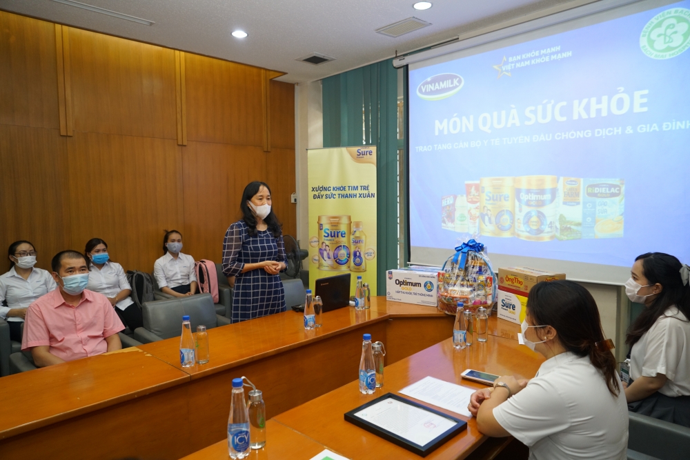 Vinamilk trao tặng món quà sức khỏe đến cán bộ y tế tuyến đầu và gia đình nhân ngày Gia đình Việt Nam Vinamilk trao tặng món quà sức khỏe đến cán bộ y tế tuyến đầu và gia đình nhân ngày Gia đình Việt Nam