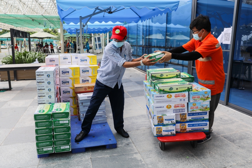 Vinamilk trao tặng món quà sức khỏe đến cán bộ y tế tuyến đầu và gia đình nhân ngày Gia đình Việt Nam Vinamilk trao tặng món quà sức khỏe đến cán bộ y tế tuyến đầu và gia đình nhân ngày Gia đình Việt Nam