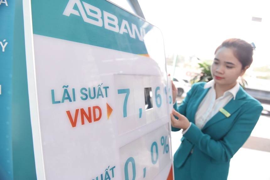 Lãi suất ngân hàng tiếp tục giảm Ngân hàng thừa tiền, lãi suất tiếp tục giảm