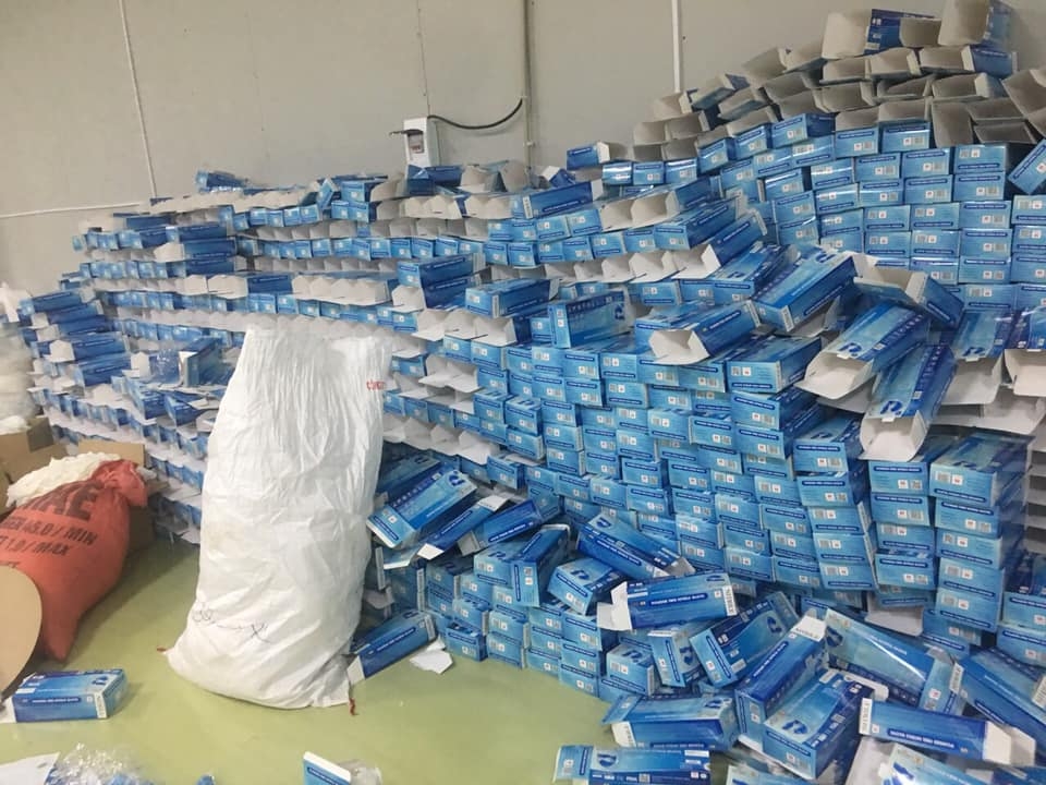 Kiểm tra đột xuất 'xào huyệt' đóng gang tay tái chế Bắt quả tang 'sào huyệt' đóng găng tay tái chế không rõ nguồn gốc