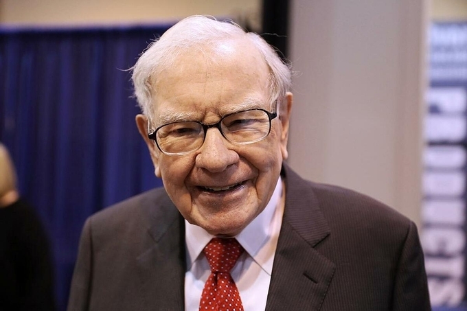 Rút khỏi ngành hàng không, Warren Buffett đầu tư vào vàng Giá vàng thế giới hôm nay 16/8: Tỷ Warren Buffett mua vàng, nhà đầu tư vẫn hoang mang