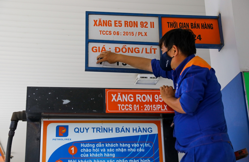 Giá xăng tăng nhẹ trong chiều nay Giá xăng RON95 tăng nhẹ 192 đồng/ lít từ 15h00 chiều 27/8