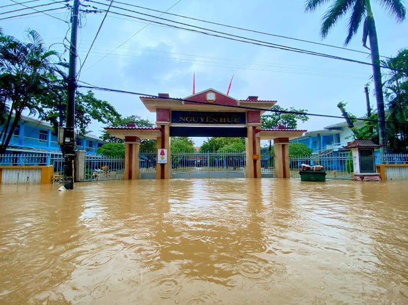 Nhiều địa phương cho học sinh nghỉ tránh bão Nhiều địa phương miền Trung cho học sinh nghỉ học vì mưa, ngập