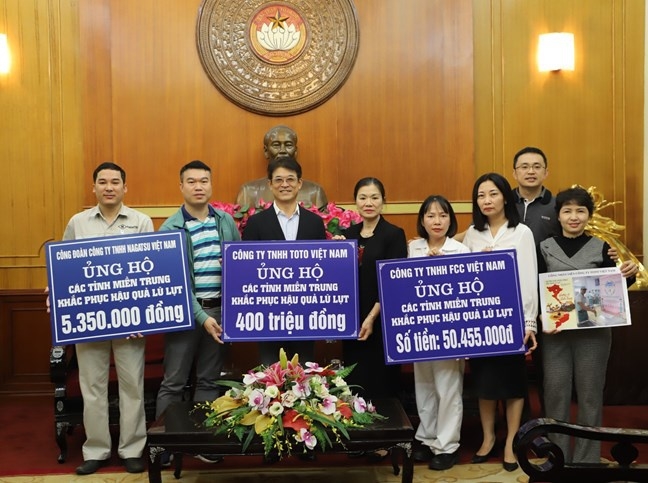 150 tỷ đồng ủng hộ người dân miền Trung vượt qua bão lũ 150 tỷ đồng ủng hộ người dân miền Trung vượt qua bão lũ