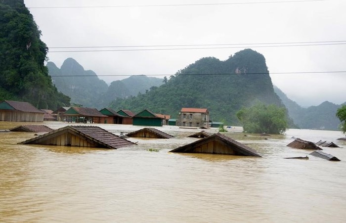 Quyết liệt ứng phó 'bão chồng bão', 'lũ chồng lũ' miền Trung Chính phủ xác định 6 nhiệm vụ cấp bách, 7 nhiệm vụ lâu dài liên quan đến tình hình bão lũ ở miền Trung