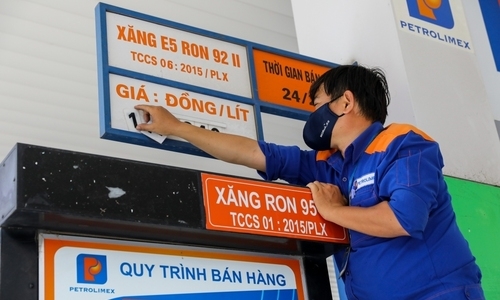 Giá xăng đồng loạt tăng mạnh nhất 8 tháng Giá xăng tăng vượt ngưỡng 15.000 đồng/lít