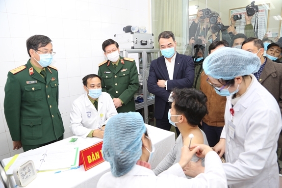 Sức khoẻ 3 người Việt Nam đầu tiên thử nghiệm vaccine COVID-19 ra sao? Sức khoẻ 3 người Việt Nam đầu tiên thử nghiệm vaccine COVID-19 ra sao?