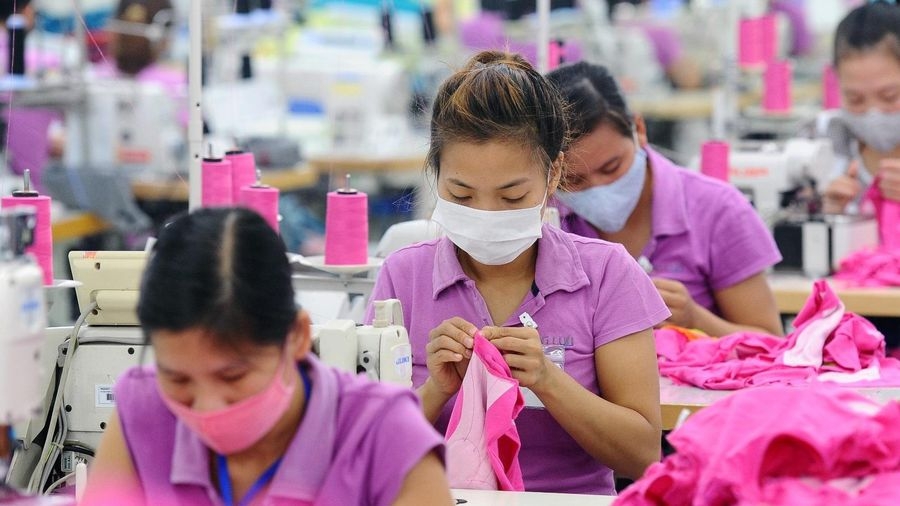 Lao động nữ đi làm ngày ‘đèn đỏ’ sẽ được nhận thêm lương Lao động nữ đi làm ngày ‘đèn đỏ’ sẽ được nhận thêm lương