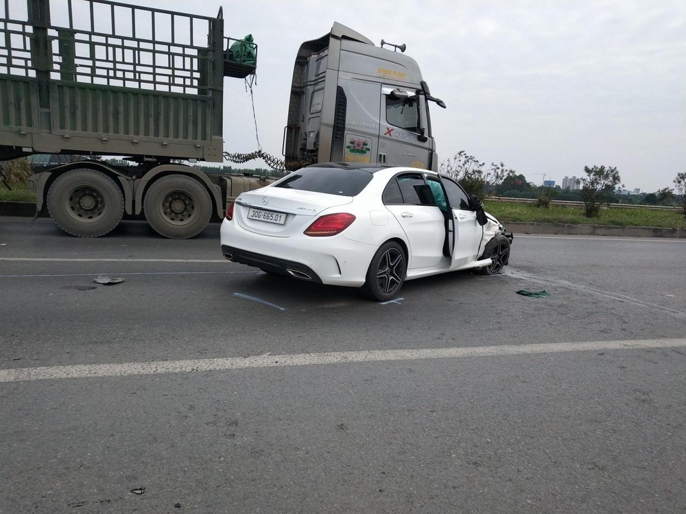Hai chiếc Mercedes vỡ nát sau khi va chạm trên cao tốc Hà Nội - Bắc Giang