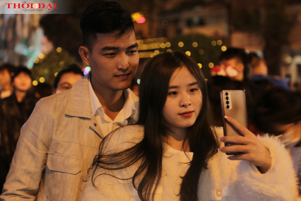 Không khí sôi động trước đêm Giáng sinh tràn ngập đường phố Hà Nội Không khí sôi động trước Giáng sinh tràn ngập đường phố Hà Nội