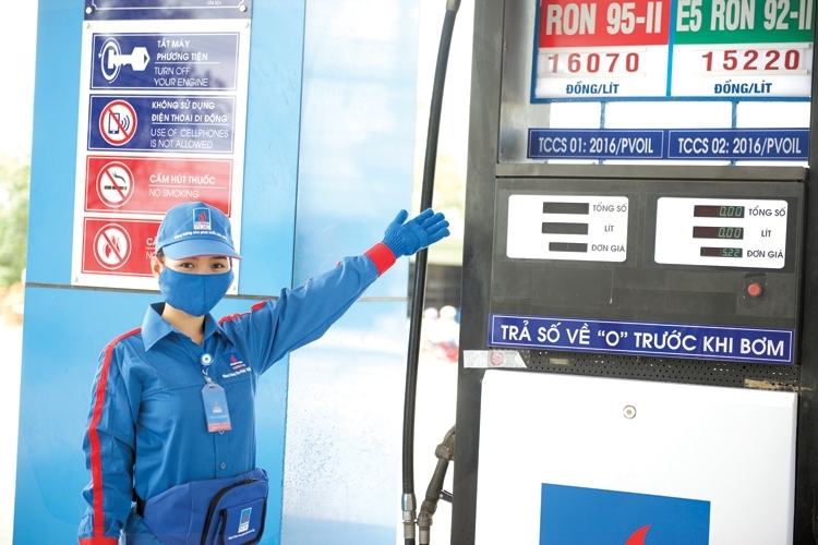 Giá xăng tăng đồng loạt trước Tết Dương lịch Giá xăng đồng loạt tăng gần 500 đồng/ lít trước Tết Dương lịch