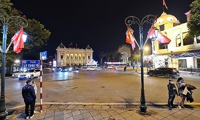 Streets near Hanoi Opera House are almost vacant on New Year's Eve, December 31, 2021. Photo: VnExpress Streets near Hanoi Opera House are almost vacant on New Year's Eve, December 31, 2021. Photo: VnExpress