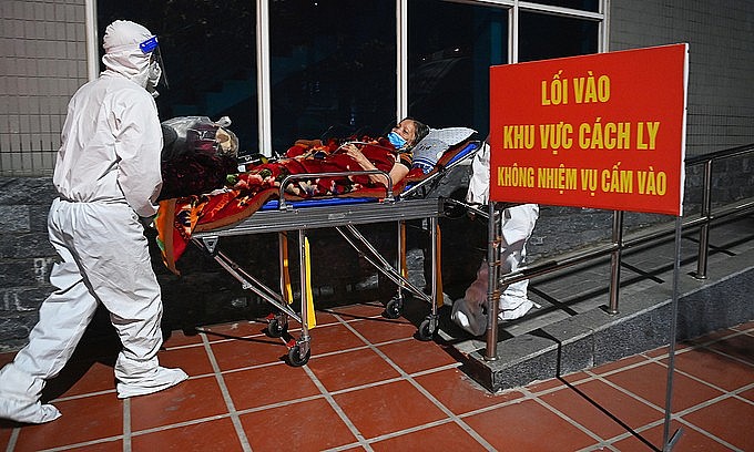 A doctor sends a Covid-19 patient into a hospital in Hanoi, December 23, 2021. Photo: VnExpress A doctor sends a Covid-19 patient into a hospital in Hanoi, December 23, 2021. Photo: VnExpress
