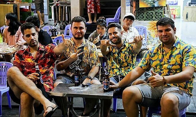 A group of foreign tourists drink beer on Bui Vien pedestrian street in downtown Ho Chi Minh City, 2019. Photo: VnExpress A group of foreign tourists drink beer on Bui Vien pedestrian street in downtown Ho Chi Minh City, 2019. Photo: VnExpress