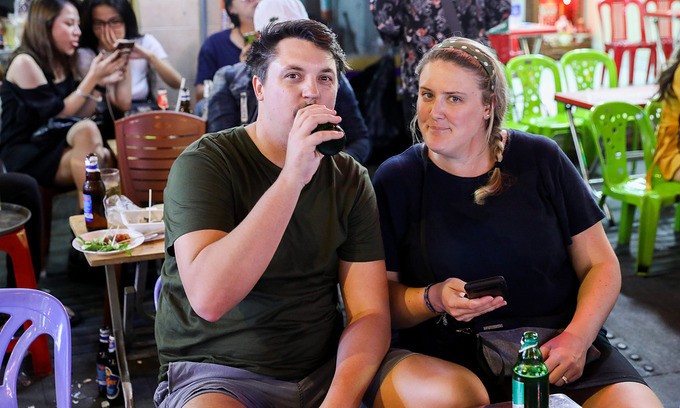 Foreign tourists drink beer on Bui Vien Street in HCMC on December 22, 2019. Photo: VnExpress Foreign tourists drink beer on Bui Vien Street in HCMC on December 22, 2019. Photo: VnExpress