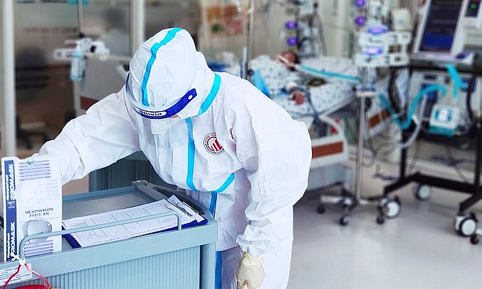 A medical worker checks the file of a Covid-19 patient at the HCMC Children's Hospital, September 2021. Photo courtesy of the hospital