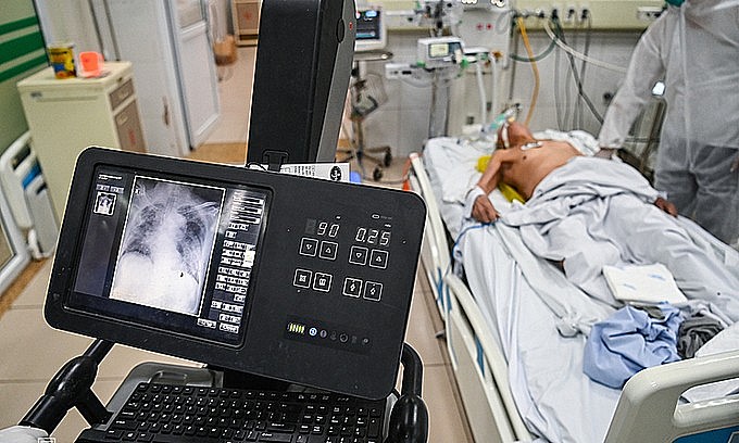 A Covid-19 patient is treated at the National Hospital for Tropical Diseases in Hanoi, December 2021. Photo: VnExpress A Covid-19 patient is treated at the National Hospital for Tropical Diseases in Hanoi, December 2021. Photo: VnExpress