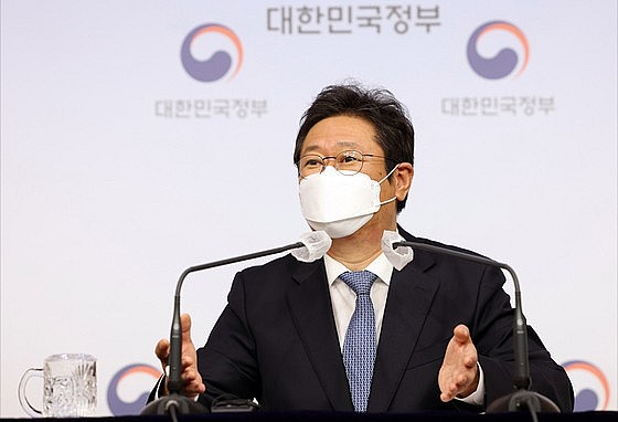 RoK Minister of Culture, Sports and Tourism Hwang Hee. Photo: koreajoongangdaily RoK Minister of Culture, Sports and Tourism Hwang Hee. Photo: koreajoongangdaily