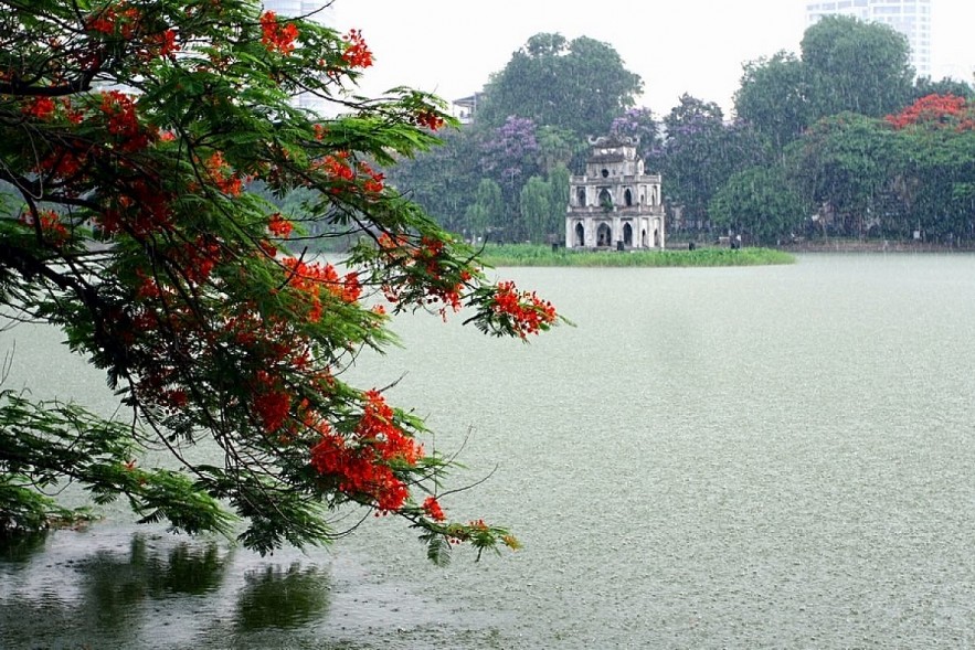 Hoan Kiem Lake is one of the famous tourist attractions in Hanoi. Photo: VOV Hoan Kiem Lake is one of the famous tourist attractions in Hanoi. Photo: VOV