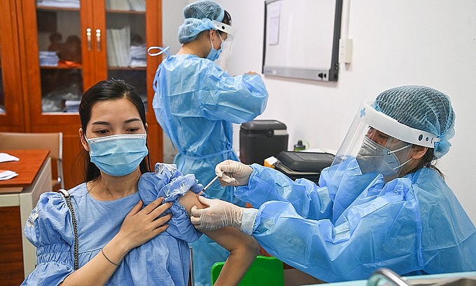 A pregnant woman receives a Covid-19 vaccine shot in Hanoi, September 2021. Photo: VnExpress A pregnant woman receives a Covid-19 vaccine shot in Hanoi, September 2021. Photo: VnExpress