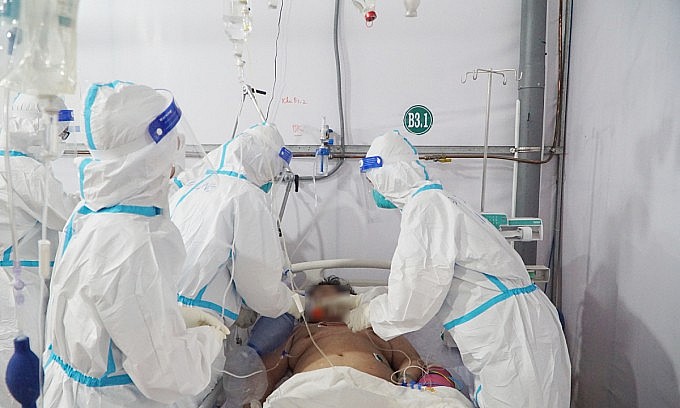 A Covid-19 patient during treatment in Tan Binh field hospital, HCMC on December 31, 2021. Photo: VnExpress A Covid-19 patient during treatment in Tan Binh field hospital, HCMC on December 31, 2021. Photo: VnExpress