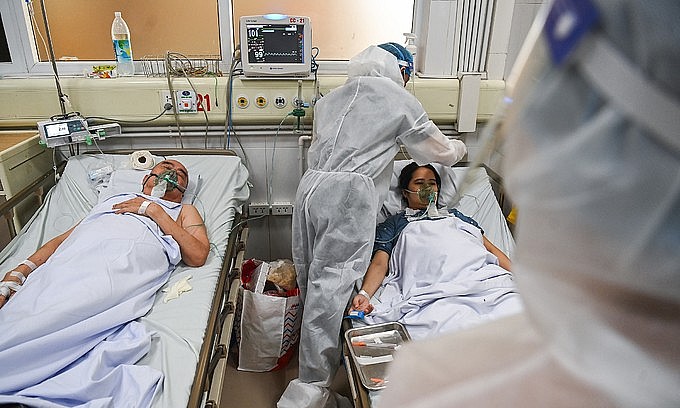 Doctors take care of Covid-19 patients at the National Hospital for Tropical Diseases in Hanoi, December 2021. Photo: VnExpress Doctors take care of Covid-19 patients at the National Hospital for Tropical Diseases in Hanoi, December 2021. Photo: VnExpress