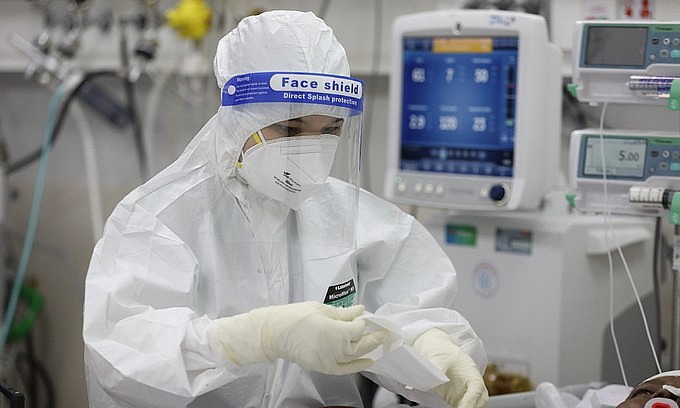 A doctor takes care of a Covid-19 patient in HCMC's Thu Duc City, September 2021. Photo: VnExpress A doctor takes care of a Covid-19 patient in HCMC's Thu Duc City, September 2021. Photo: VnExpress