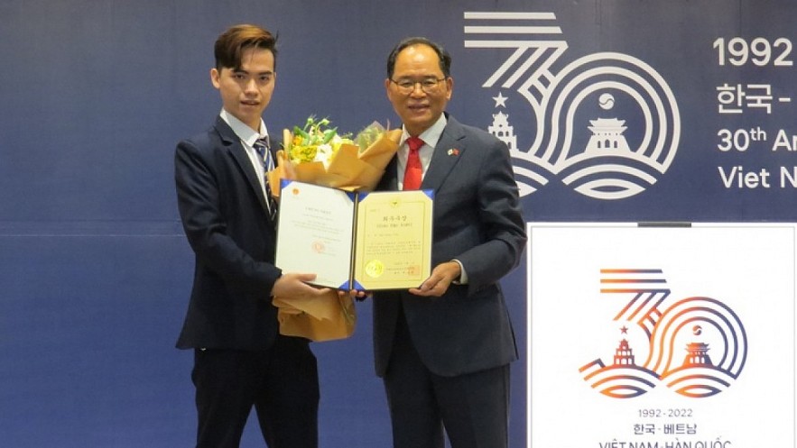 RoK Ambassador to Vietnam Park Noh-wan (R) announces the winner of Vietnam-RoK logo design contest. Photo: VOV RoK Ambassador to Vietnam Park Noh-wan (R) announces the winner of Vietnam-RoK logo design contest. Photo: VOV