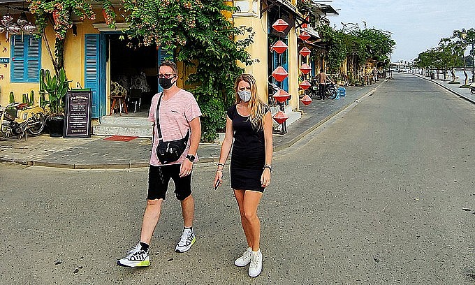 Foreigners visit Hoi An ancient town in central Vietnam, December 2021. Photo: VnExpress Foreigners visit Hoi An ancient town in central Vietnam, December 2021. Photo: VnExpress