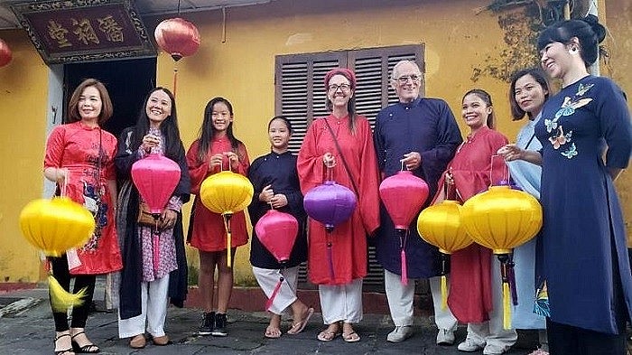 Ms. Nadine (centre, in red ao dai) with her two children and friends participating in cultural activities in Hoi An. (Photo: NDO/Thanh Tam) Ms. Nadine (centre, in red ao dai) with her two children and friends participating in cultural activities in Hoi An. (Photo: NDO/Thanh Tam)