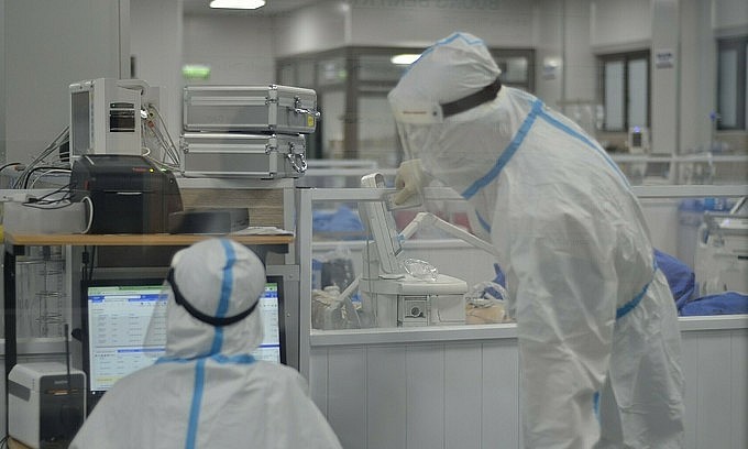 Doctors on duty at a Covid-19 treatment hospital in Hanoi during the Lunar New Year's Eve on January 31, 2022. Photo: VnExpress Doctors on duty at a Covid-19 treatment hospital in Hanoi during the Lunar New Year's Eve on January 31, 2022. Photo: VnExpress