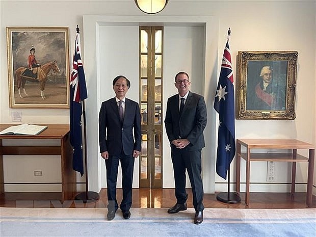 Speaker of the Australian House of Representatives Andrew Wallace (right) and Vietnamese Ambassador Nguyen Tat Thanh. Photo: VNA Speaker of the Australian House of Representatives Andrew Wallace (right) and Vietnamese Ambassador Nguyen Tat Thanh. Photo: VNA