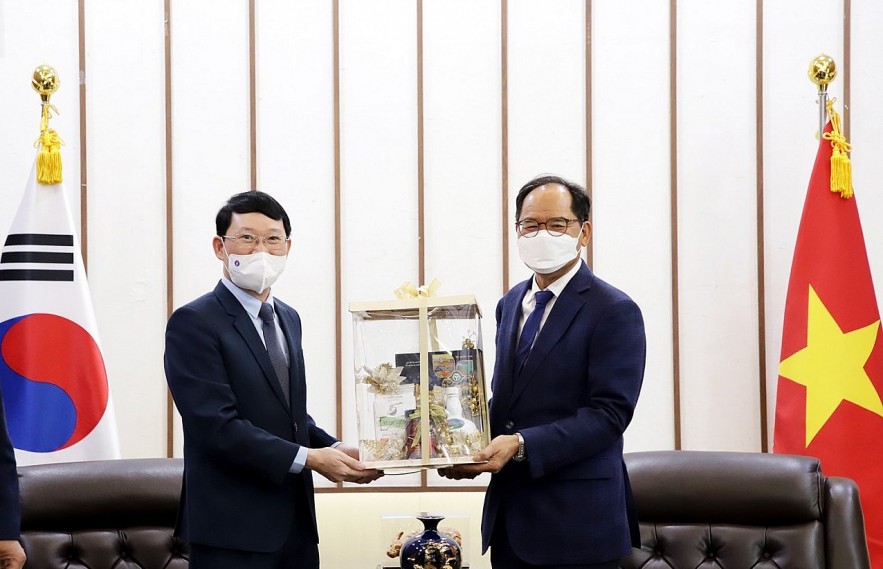 Chairman of the Provincial People's Committee Le Anh Duong congratulated the Korean Ambassador Park Noh-wan