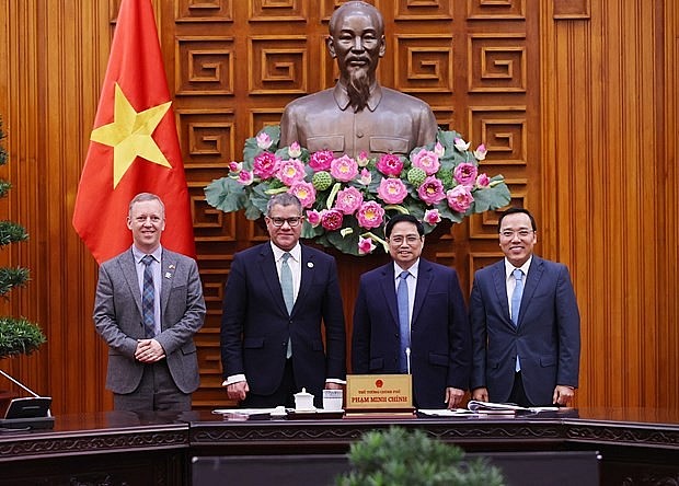 Prime Minister Pham Minh Chinh (second, right), British Cabinet Minister and COP26 President Alok Kumar Sharma (second, left), and other officials pose for a photo at the meeting in Hanoi on February 14. Photo: VNA Prime Minister Pham Minh Chinh (second, right), British Cabinet Minister and COP26 President Alok Kumar Sharma (second, left), and other officials pose for a photo at the meeting in Hanoi on February 14. Photo: VNA