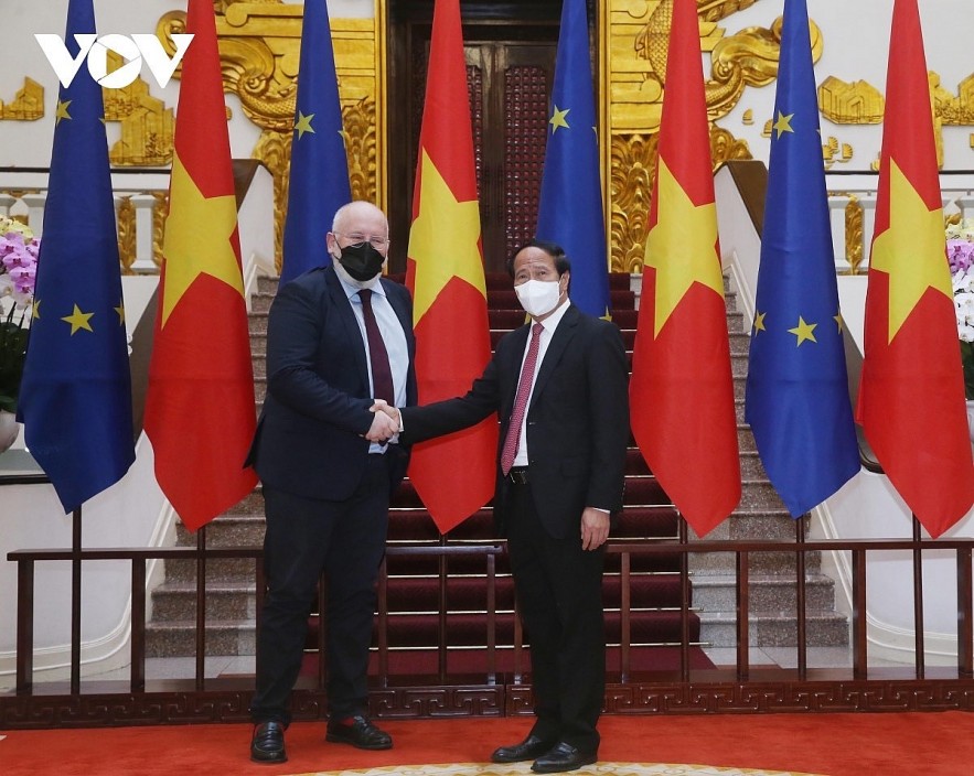 Deputy PM Le Van Thanh welcomes EC Vice President Frans Timmermans in Hanoi on February 18. Photo: VOV Deputy PM Le Van Thanh welcomes EC Vice President Frans Timmermans in Hanoi on February 18. Photo: VOV