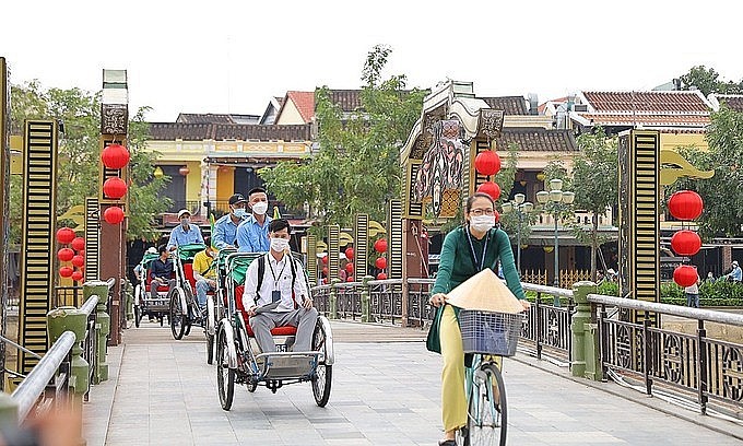 Tourists take cyclo rides around Hoi An under a vaccine passport program, November 2021. Photo: VnExpress Tourists take cyclo rides around Hoi An under a vaccine passport program, November 2021. Photo: VnExpress